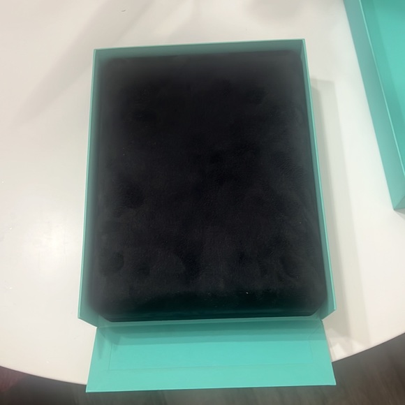 Authentic like new Tiffany & Co. 18” pearl necklace - Picture 2 of 3